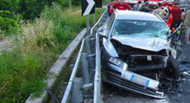 Ghiaccio sull'Ofantina, auto impatta contro un camion: 42enne muore