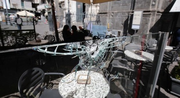 Napoli, spari colpiscono due noti bar di piazza Trieste e Trento
