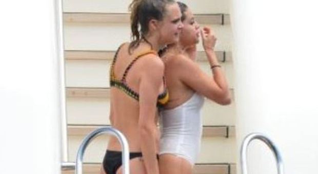 Selena Gomez e Cara Delevingne, tuffi e doccia insieme a Saint Tropez