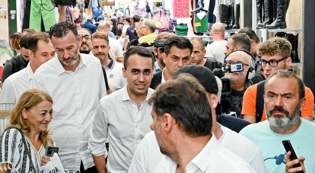 Luigi Di Maio a Soccavo: «Adeguiamo gli stipendi al costo dell'inflazione»