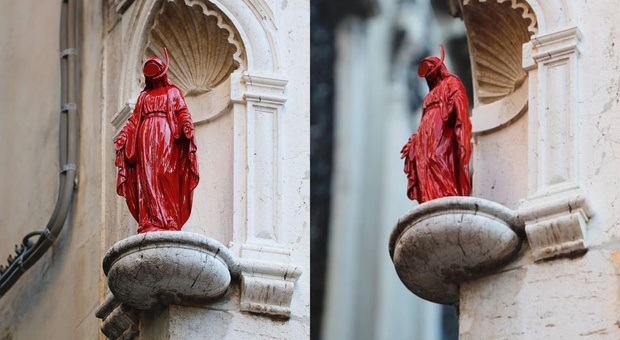 Venezia. Appare in una nicchia una Madonna dipinta di rosso con la maschera da sub: ecco cosa sta succedendo