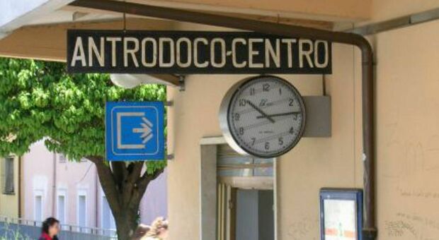 Frana sul treno della tratta Terni-L'Aquila ad Antrodoco. Passeggeri evacuati, convoglio bloccato in galleria