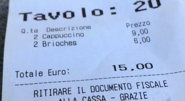 Paga 15 euro per due cappuccini e due cornetti: lo scontrino fa il giro del web