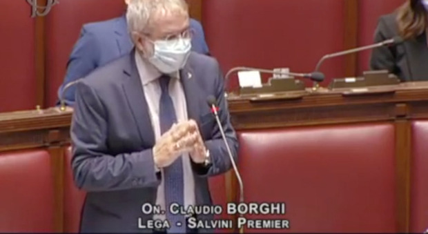 Borghi (Lega) attacca Conte alla Camera: «L'Italia è una repubblica fondata sul lavoro, non sulla salute». E su Twitter è bufera