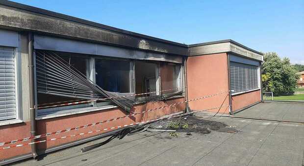 Paura a Borbiago, incendio sul tetto della scuola: sulle tracce dei vandali. La preside: «Non voglio neppure pensare siano stati gli alunni»