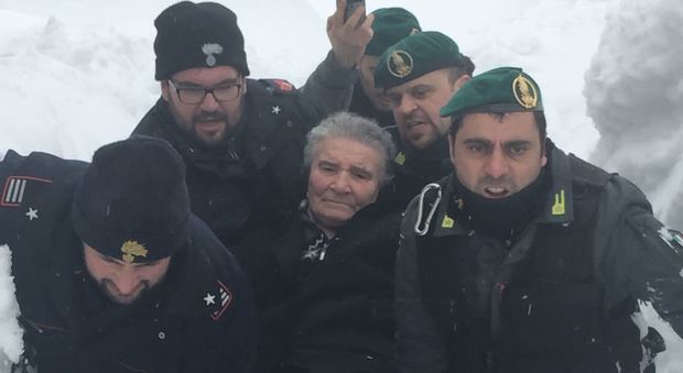 Gdf, Carabinieri e Polizia di Stato portano in salvo un'anziana bloccata dalla neve