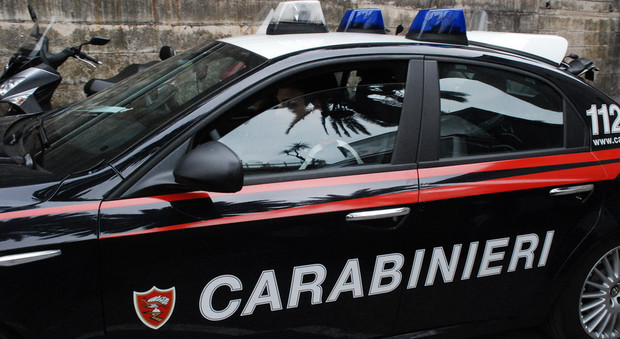 Soccorrono i ciclisti in difficoltà due carabinieri investiti da un'auto