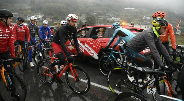 Giro d'Italia, protesta dei ciclisti: tappa accorciata. Vegni furioso: «Qualcuno pagherà»