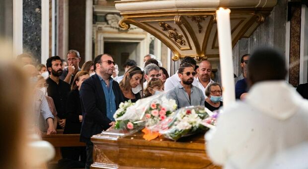 Vincenza Donzelli morta di parto a Napoli, funerali tra applausi e lacrime: «Sarai il nostro faro»