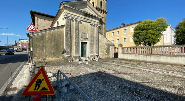 CEGGIA l'oratorio Bregadin del 700, danneggiati i gradini d'ingresso