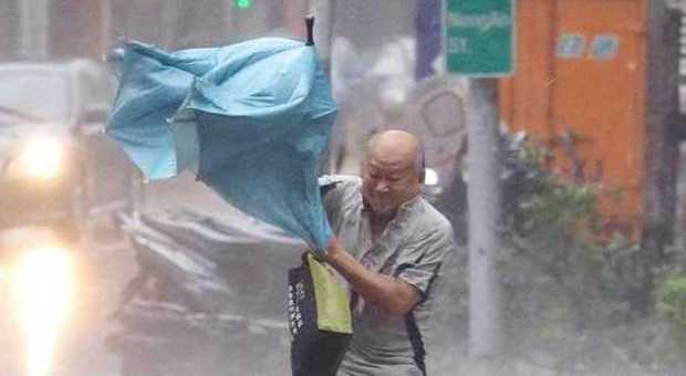 Taiwan, il tifone Dujuan semina morte ​e terrore: 3 morti e 300 feriti. Migliaia senz'acqua e luce