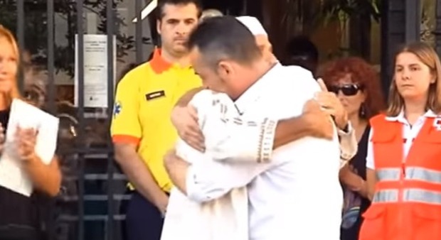 Spagna, il papà di Xavi, il bimbo di tre anni morto nell'attentato sulla Rambla: "Ho bisogno di abbracciare un musulmano"