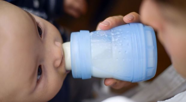 Salmonella nel latte per neonati: 400.000 lotti ritirati in Francia, allerta in Italia