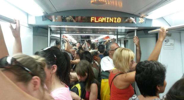 Stretta sui "portoghesi" dei bus: multe di 200 euro per chi è senza biglietto
