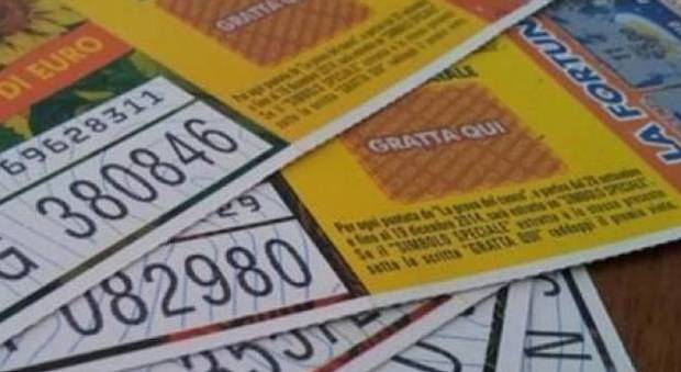 Trova un vecchio biglietto della lotteria e scopre di aver vinto un milione di euro