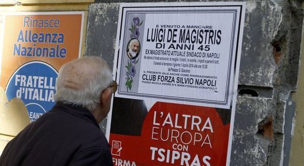 «È morto Luigi de Magistris», falsi manifesti mortuari a Napoli: macabro pesce d'aprile per il sindaco
