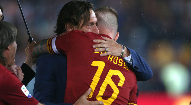 Roma, il giallo dall'audio rubato durante l'abbraccio tra Totti e De Rossi