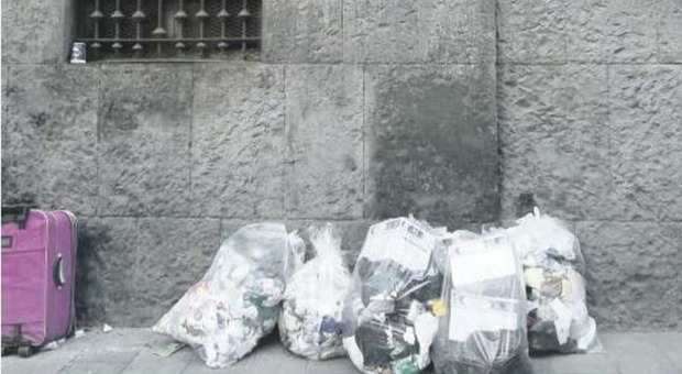 «Federico II, rifiuti selvaggi in strada», e il condominio denuncia in Procura