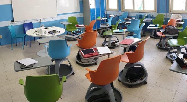 Scuola a Roma, mancano anche banchi e sedie: rebus pc per la tele-didattica