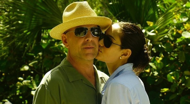 Bruce Willis, il bacio della moglie per i 16 anni di matrimonio: «Piango e tutto è difficile, ma sei il mio uomo speciale»