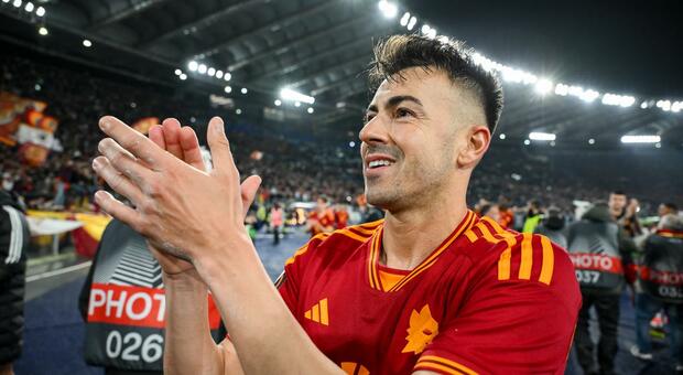 ROME, ITALY - APRIL 18: Stephan El Shaarawy of AS Roma celebrates the victory after the UEFA Europa League 2023/24 Quarter-Final second leg match between AS Roma and AC Milan at Stadio Olimpico on April 18, 2024 in Rome, Italy. (Photo by Fabio...