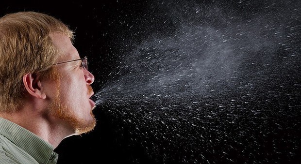 Virus, parlare ad alta voce aumenta il rischio contagio: goccioline sospese in aria 10 minuti