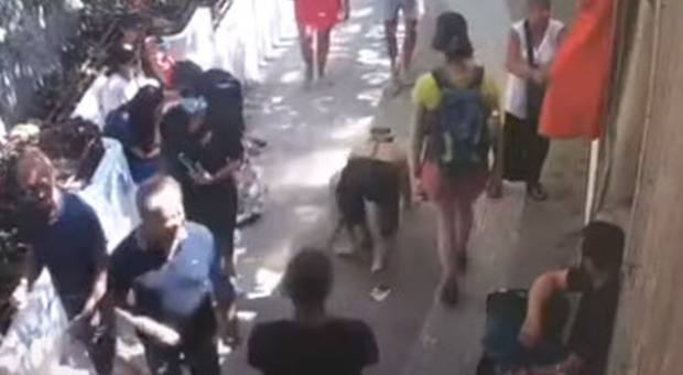 Un «uomo cane» tra i turisti in Costiera: a quattro zampe col guinzaglio Video