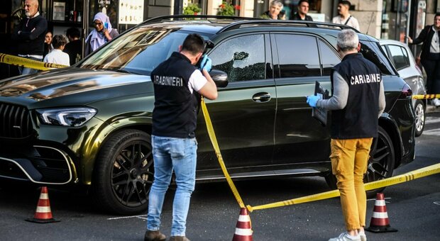 Sparatoria a Talenti, tentata rapina a un imprenditore in auto: l'uomo insegue i due ladri e spara in aria, nessun ferito