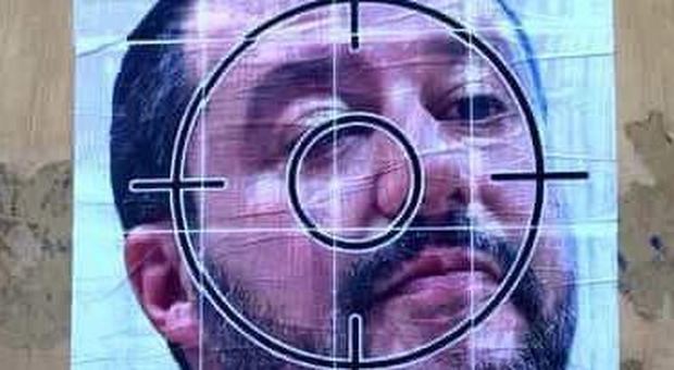 Striscioni dei collettivi contro il vicepremier: «Salvini assassino, Bologna ti odia». La replica: «Figli di papà»