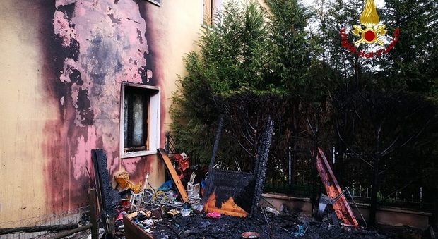 Panico e fiamme, brucia la casetta in legno: tre intossicati dal fumo
