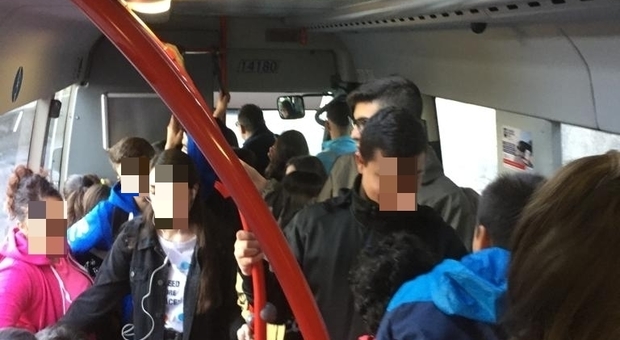 Il bus per la scuola è sovraffollato, malore per la studentessa 13enne