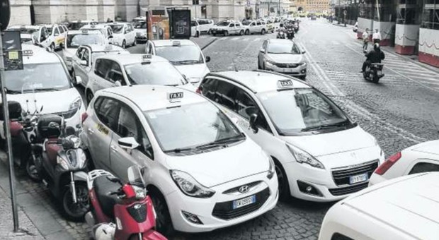 Napoli senza turisti, taxi sul lastrico: «Bruciati 80 euro al giorno»