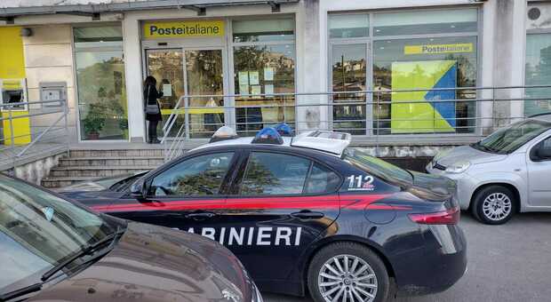 Ferentino, rapina a mano armata nell'ufficio postale di via Casilina: due banditi in fuga