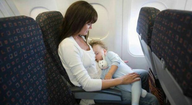 Mamma allatta in aereo ma qualcosa va storto, lo sfogo: «Mi hanno chiesto di coprirmi per il bene di uomini e bambini»