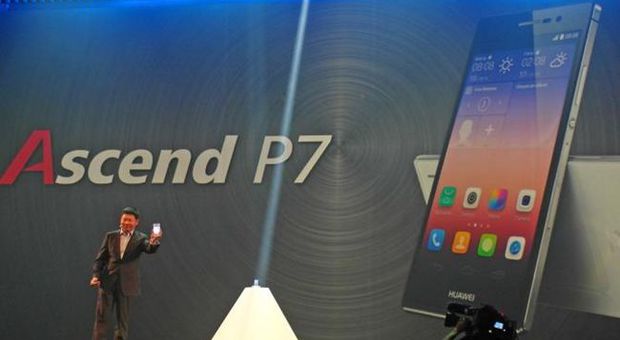 Huawei lancia l'Ascend P7: selfie e groufie da manuale