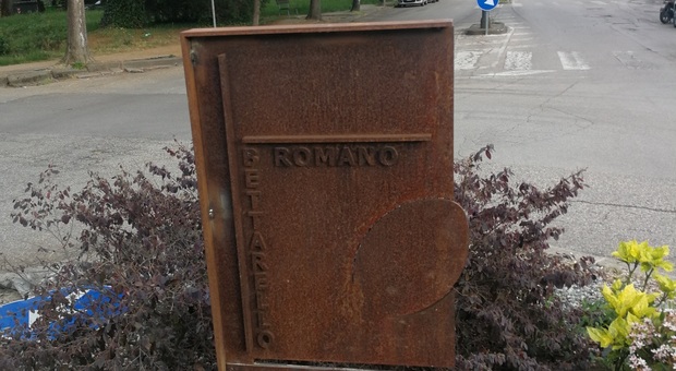 La stele-monumento dedicata a Romano Bettarello nella via d'accesso allo stadio di rugby a Rovigo