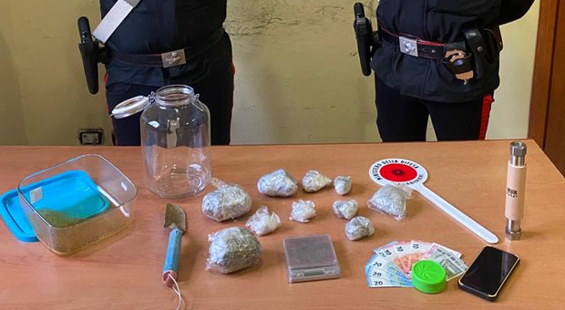 Sorrento, con 200 grammi di marijuana e hashish in casa: 19enne arrestato