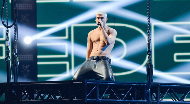 X Factor, Fedez presenta il singolo "Crisi di Stato": canta con la cicatrice in mostra e senza tatuaggi. Chiara Ferragni nel pubblico FOTO