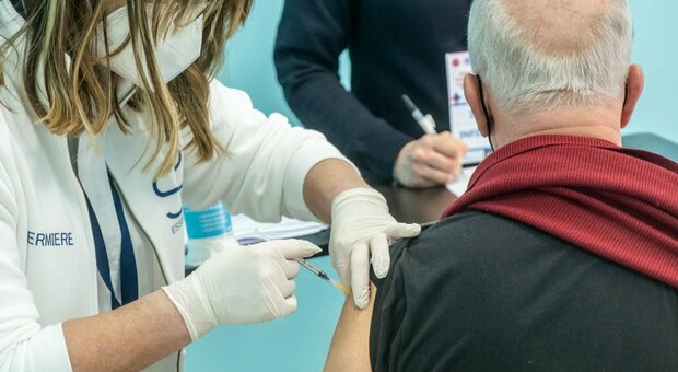 Covid Lazio, contagi in aumento: più 50 per cento in 7 giorni. «Vaccini al via a ottobre»