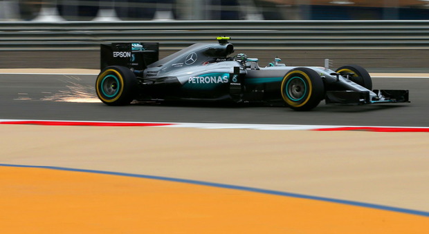 Bahrain, Rosberg davanti a tutti nelle prove libere. Ferrari lontane, Vettel costretto a fermarsi