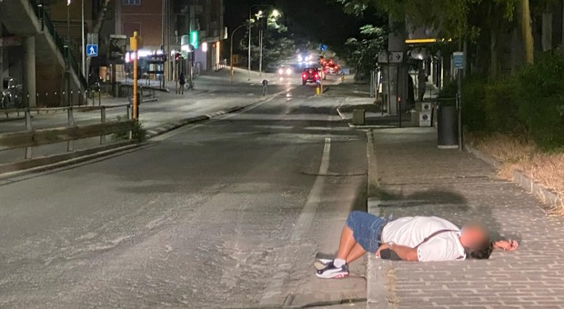 Ubriaco dorme in mezzo alla strada in via Settevalli (foto Facebook Progetto Fontivegge)