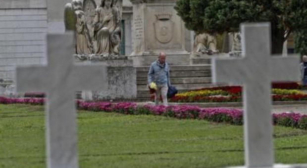 Un "cimitero fantasma" a Napoli: spuntano tremila lapidi senza nome. Cosa è accaduto