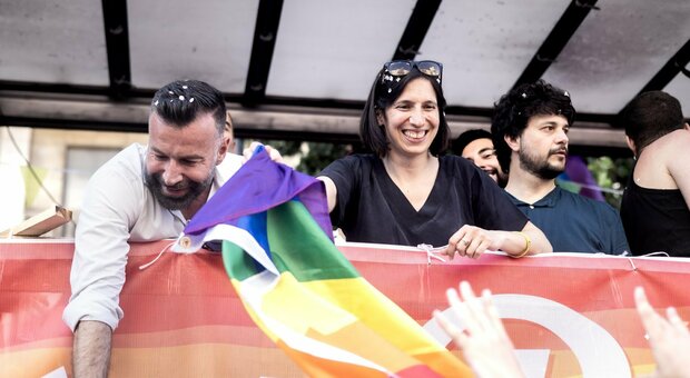 Pride a Milano, presente la segretaria Pd Schlein: «Siamo in pericolo di regressione sui diritti, non solo in Italia ma anche in Europa»