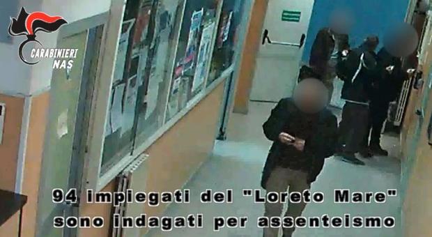 Una delle immagini dei «furbetti» riprese dalla telecamere installate dai carabinieri al Loreto Mare