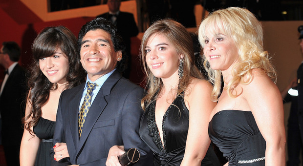 Asta dei beni di Maradona, adesso è scontro tra gli eredi
