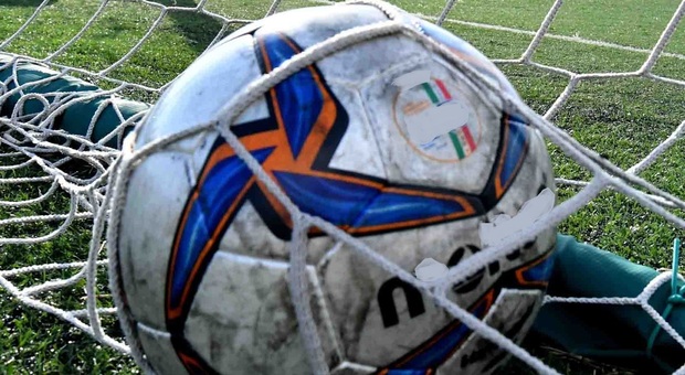 Calcio, il campionato di B si ferma per Covid: rinviati i due big match del Frosinone. Le date dei recuperi