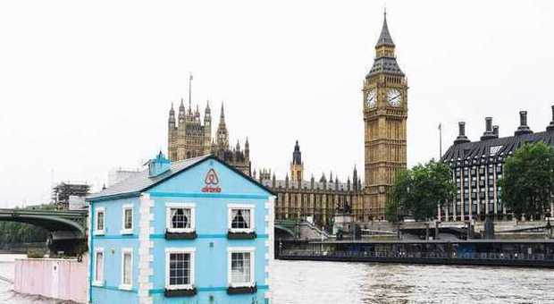 Una casa galleggiante a due piani sul fiume: mistero a Londra, poi la soluzione -GUARDA