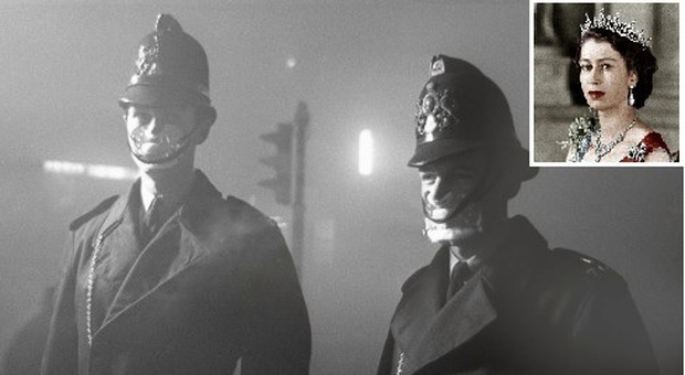 Due policeman con la mascherina durante il Grande Smog a Londra nel 1952 e nel riquadro l'allora giovanissima Regina Elisabetta