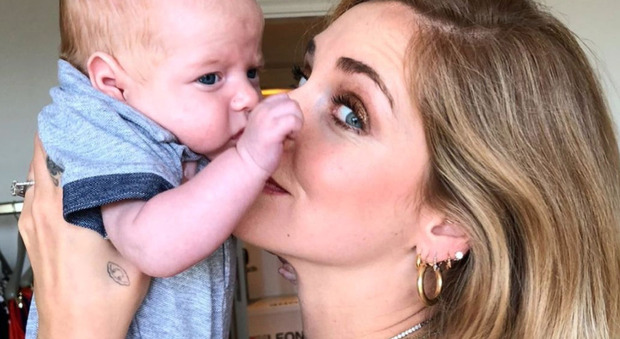 Chiara Ferragni, la tenera foto con il bebè su Instagram: «Baby V». Fedez reagisce così