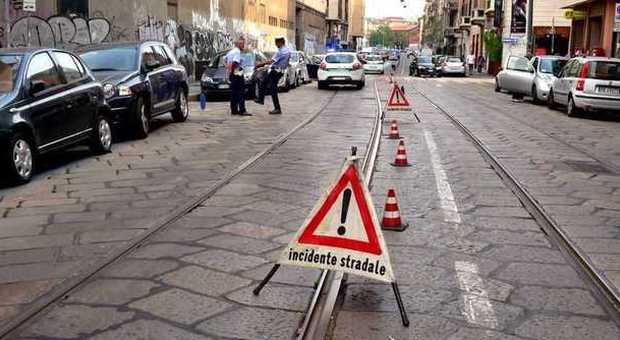 Milano, pericolo in strada: chiazza d'olio, viale Gorizia chiuso